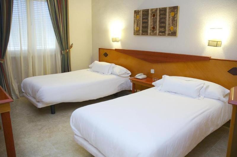 Hotel Del Val - Parking Gratuito アンドゥハル 部屋 写真